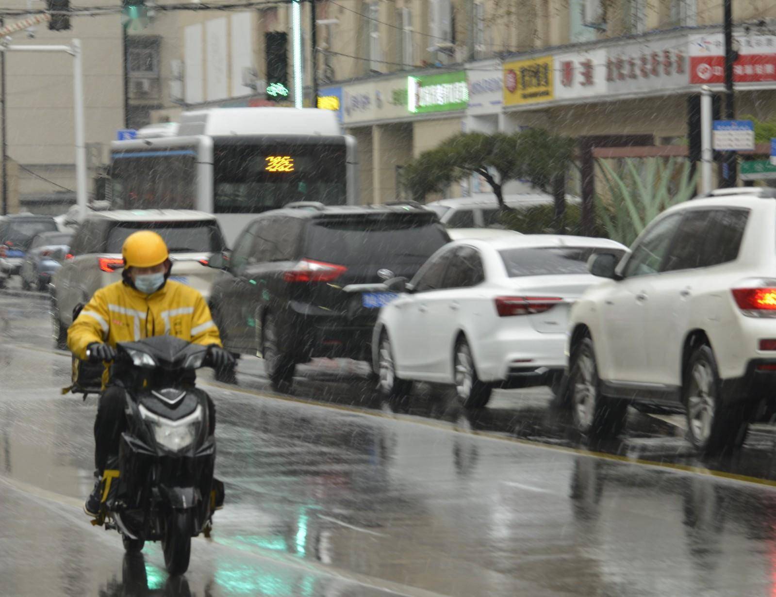 郑州雨雪“套餐”正在派送中 及时添衣防受寒