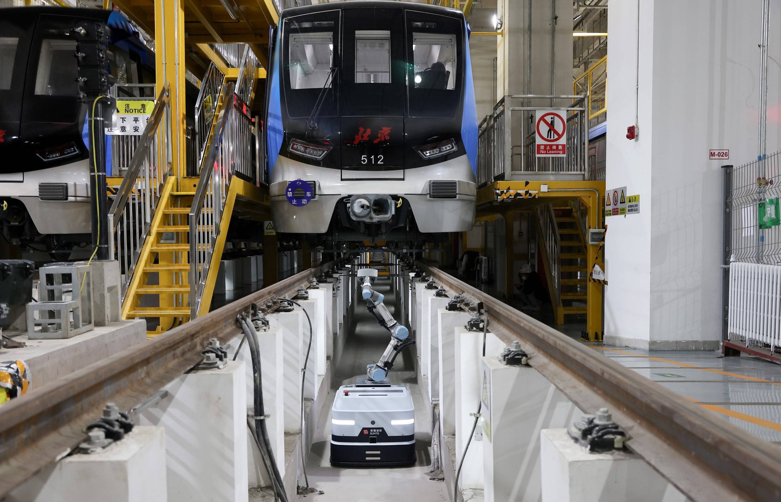 北京京港地铁率先试点应用列车智能巡检机器人_进行_检修_乘客