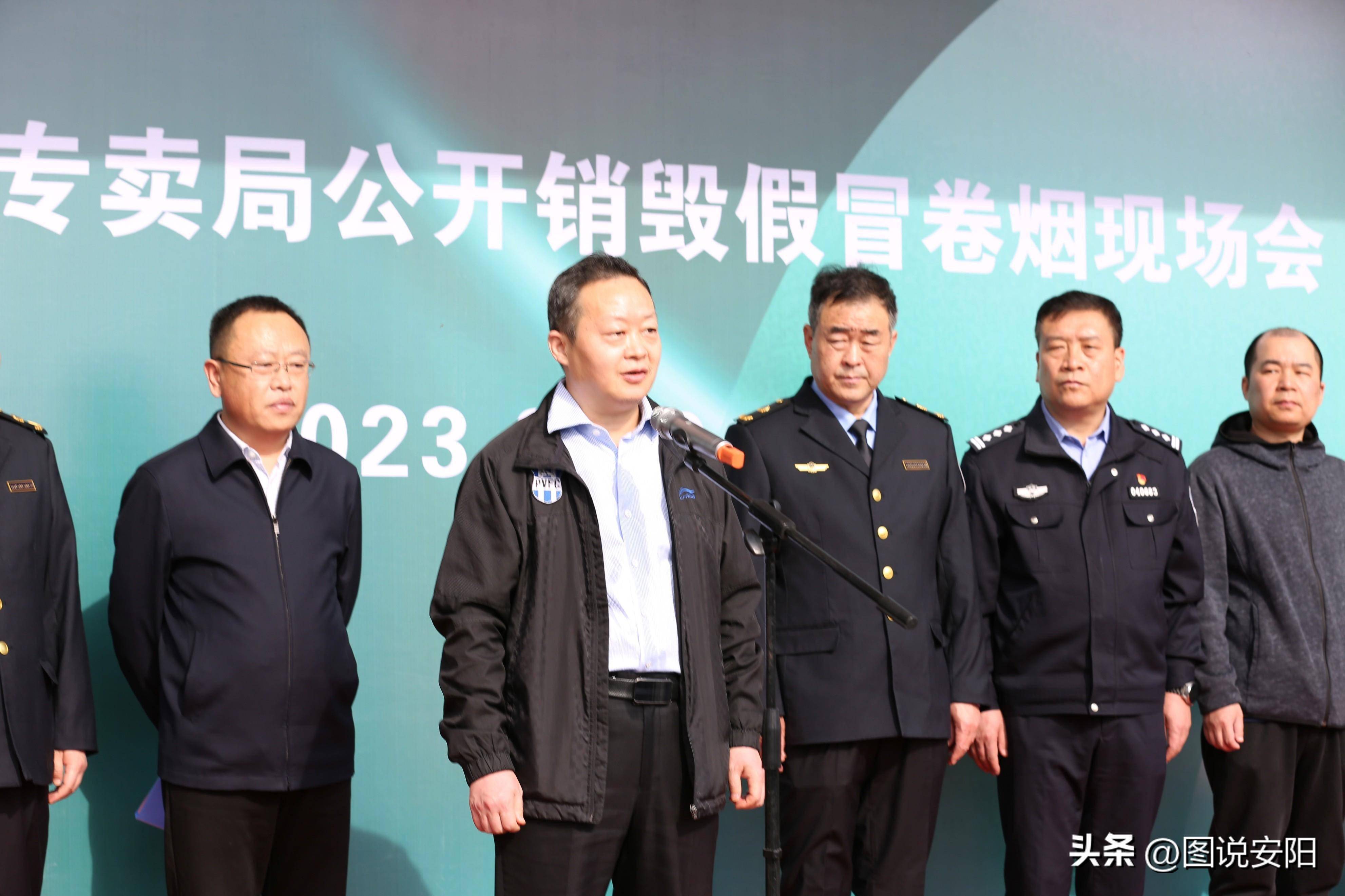 安阳市烟草专卖局党组成员,副局长张鸿仓回顾总结近两年全市烟草系统