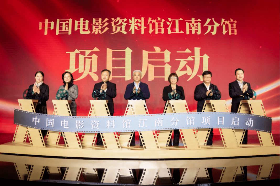 @�����ˣ�����ĵ�һ��Ӱչ����������ĩ�и�����