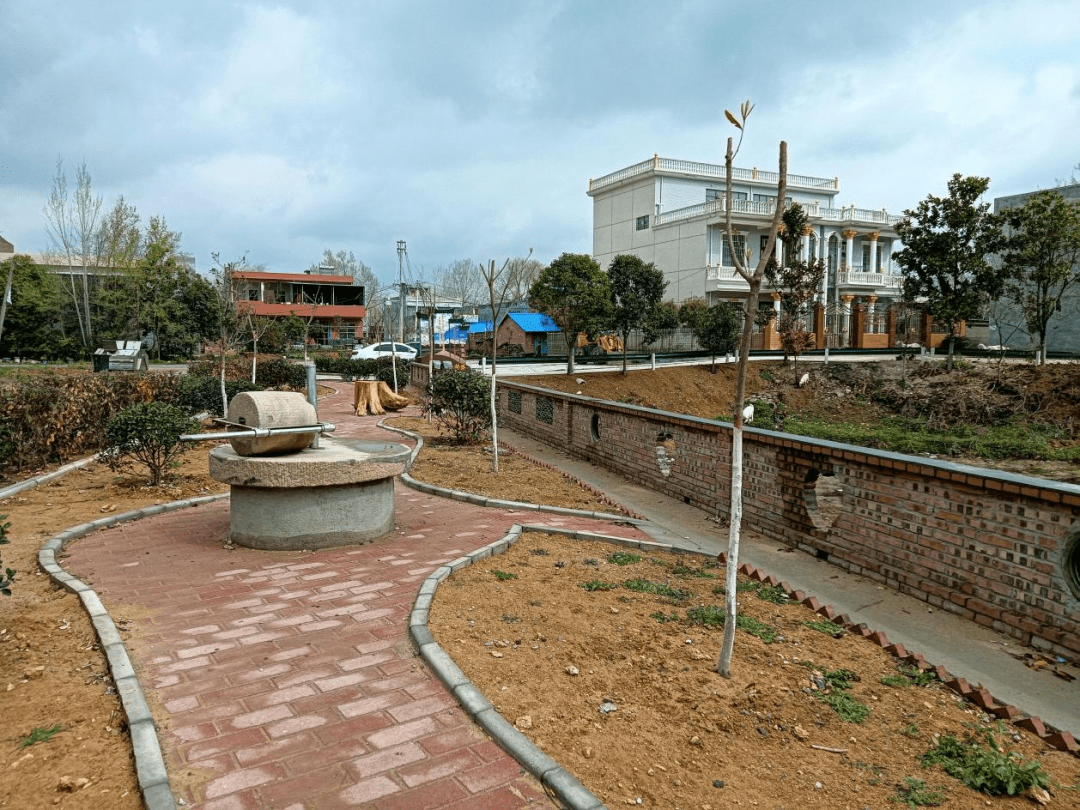 镇平县杨营镇积极探索人居环境新思路,大力实施"百村千园",在村间路边