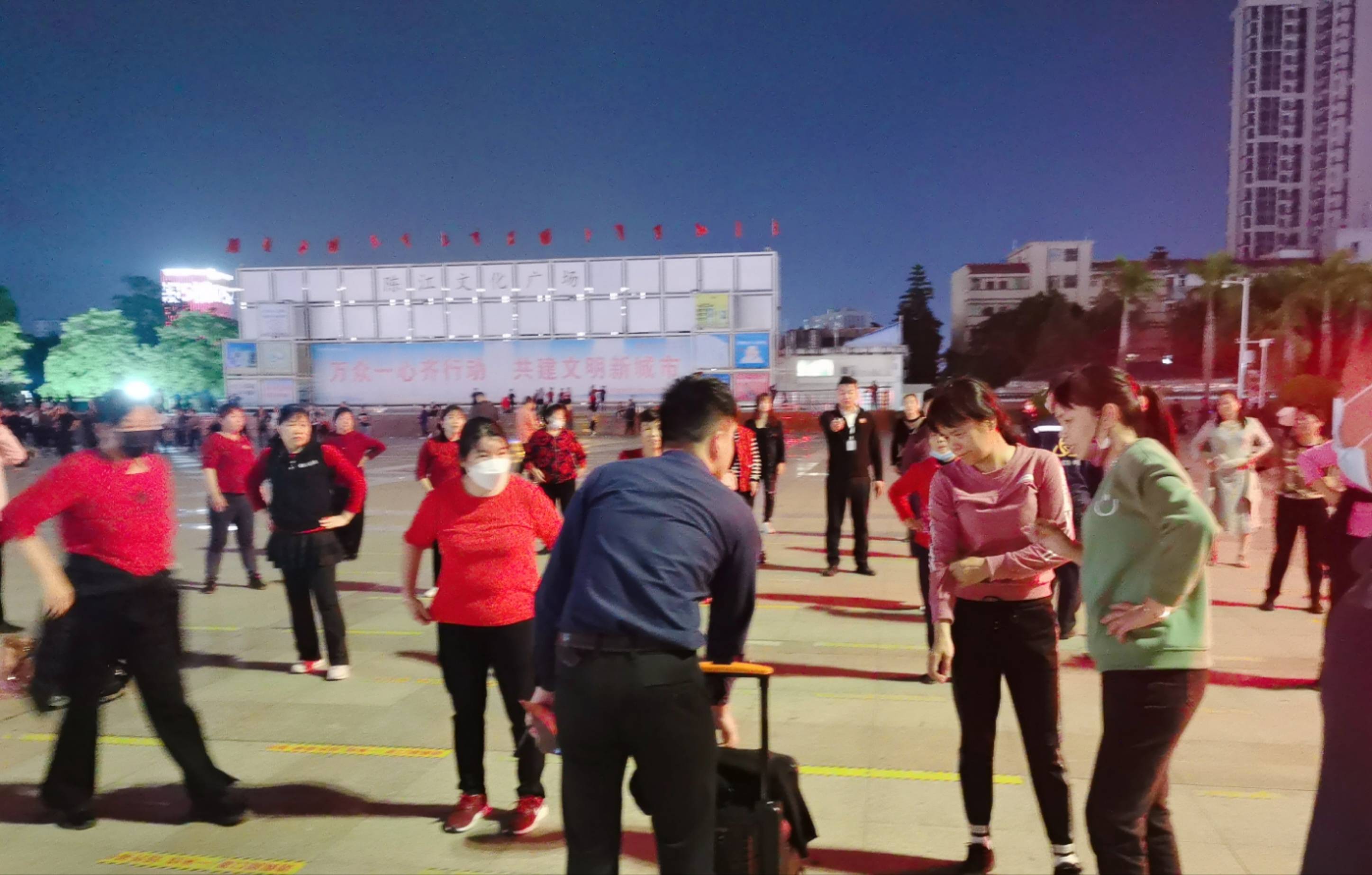 广场舞噪声扰民怎么办？仲恺陈江这样做_管理_活动_整治