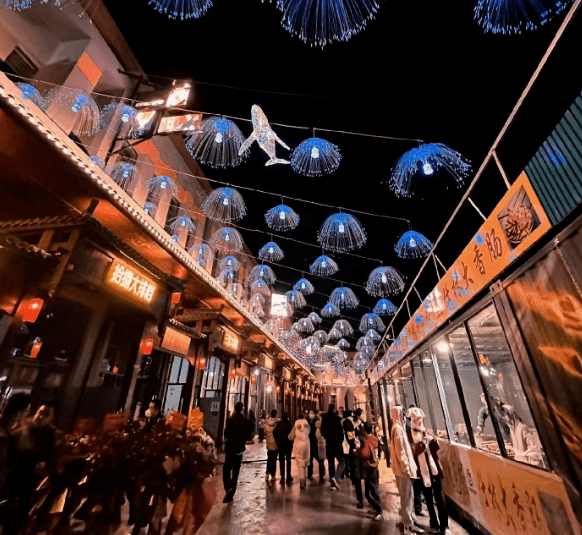 未来风,飘逸感融合,挂在空中的水母灯夜间超美,赛博风的标识颇有未来