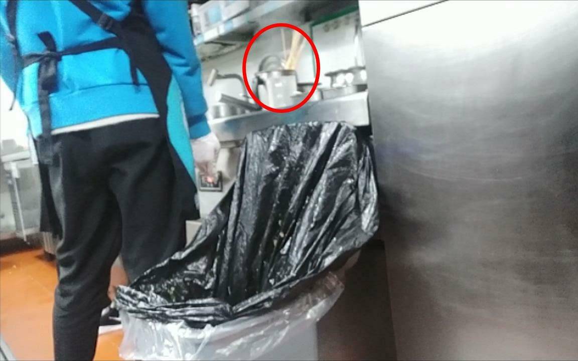 记者卧底两家半天妖烤鱼：垃圾桶捞食材上桌 臭