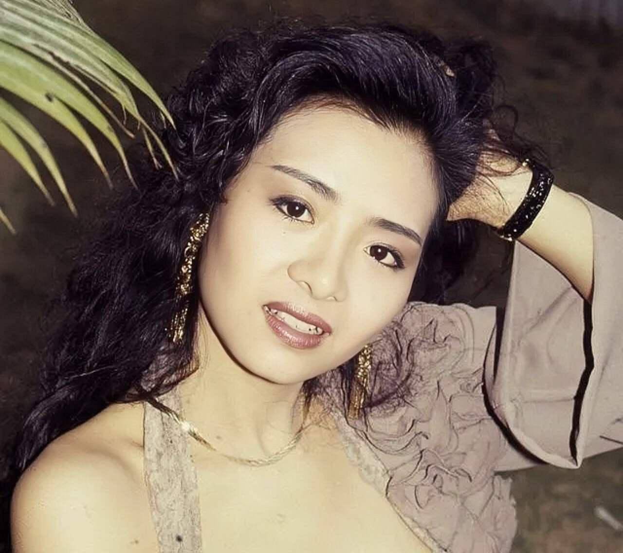 穿吊带晒事业线,身材仍特别火辣,男友因心脏病猝死_叶子楣_传媒_照片