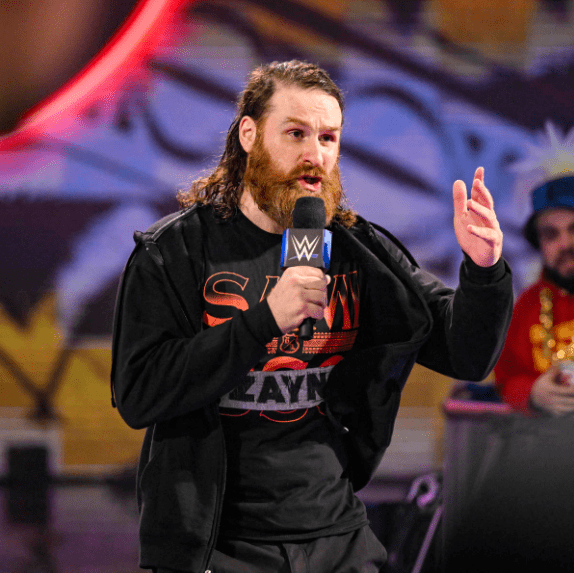 "职业摔角手"凯文欧文斯在今天的"wwe smackdown"结束时拥抱了萨米辛