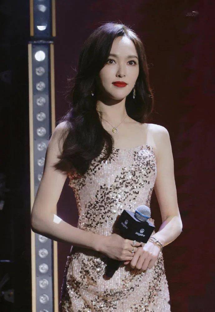 唐嫣活动照 璀璨长裙凸显好身材曲线_照片_星辰_来源