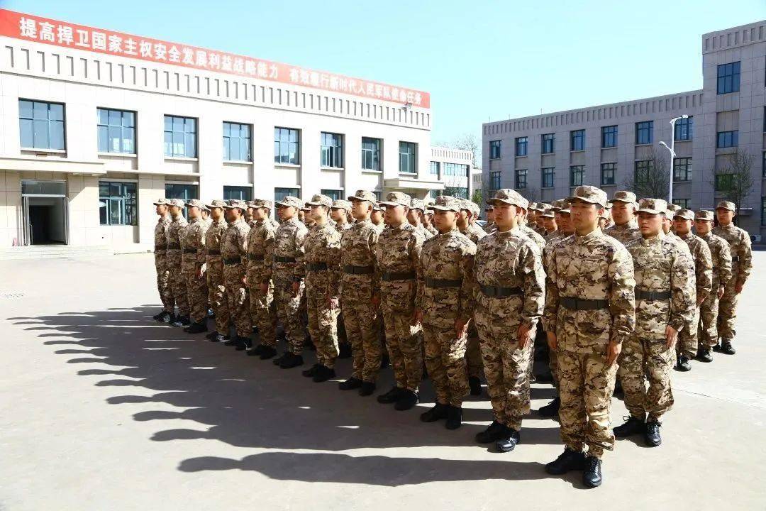 作者:白孟凡,何成智河南省洛阳市洛龙区役前教育训练场上,全体新兵
