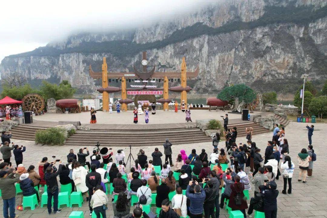 黔西市新仁乡化屋村:民族服装歌舞秀 为旅游增色添彩_活动_服饰_文化