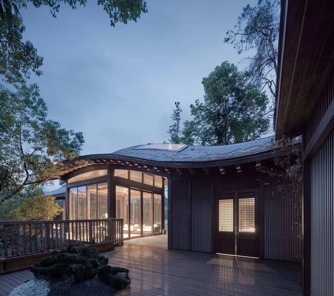 分别设置七个功能房间,分别为:接待室,禅修室,茶室,讲堂,藏书房,书