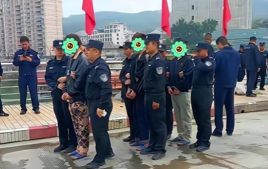 剩下的三名学生跃进缅甸,然后被网友安排车辆接走,直接进入了佤邦地区