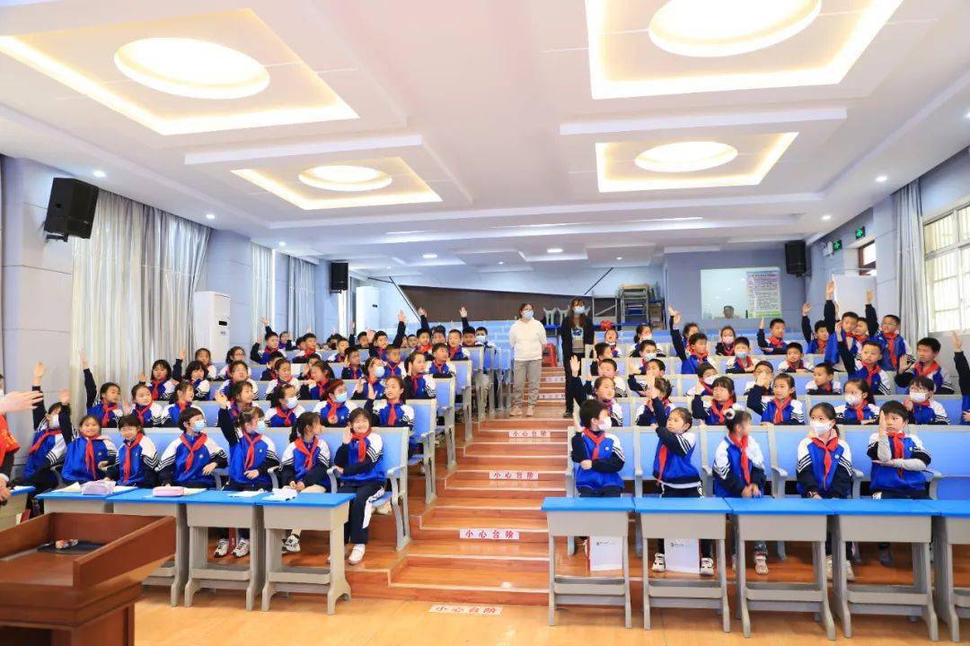 中国银行青山支行志愿者走进武东小学开展"雷锋精神我传承,守护少年我