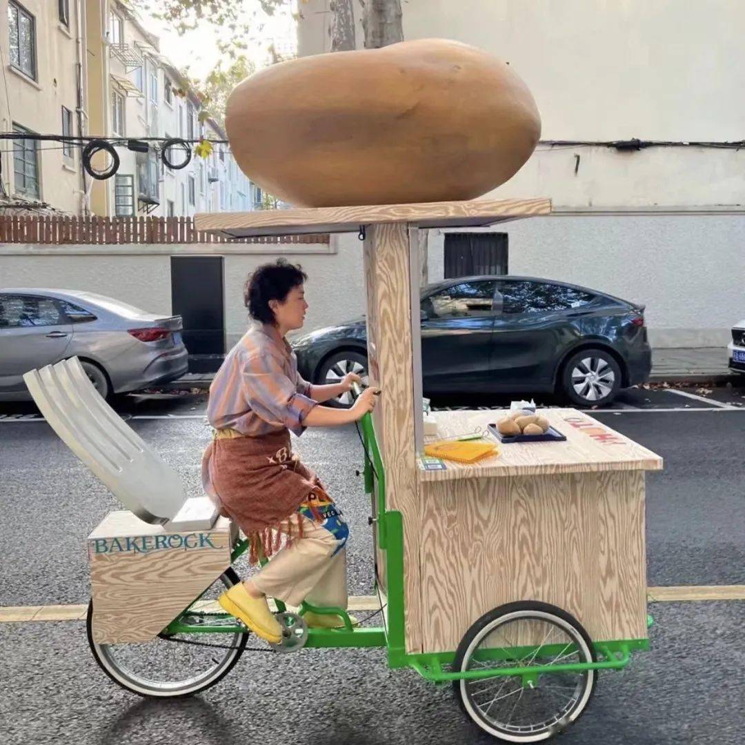 去年年底上海闪现一辆土豆面包车.