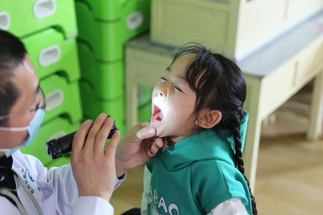牙齿健康与咀嚼功能息息相关,医护人员为小朋友们进行了口腔健康检查