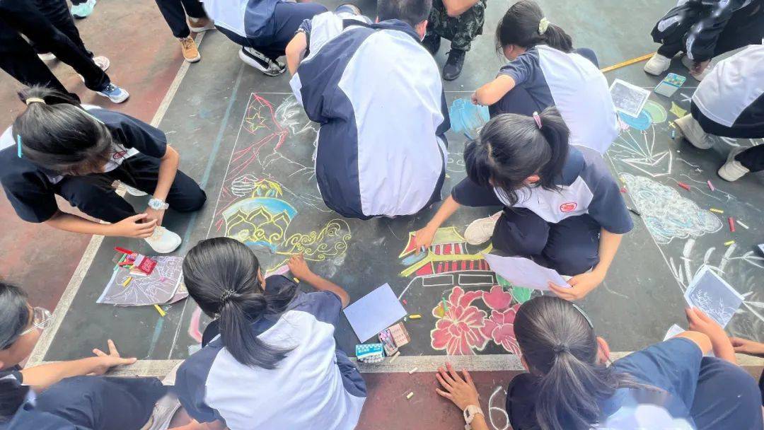 【书画】景谷一中举办"逐梦少年携手绘家乡"主题粉笔画竞赛活动_地面