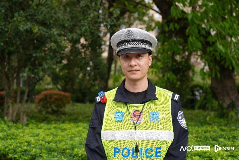 帮老人推车意外走红,网友要嫁的中山"最帅交警"找到了_罗智_南都_视频