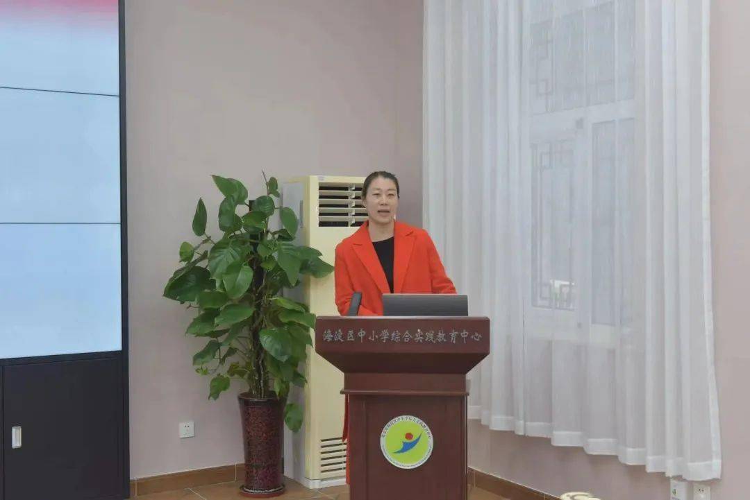 全国优秀共青团干部,海淀区团干部带头人,育英中学团委书记陈丽岩老师