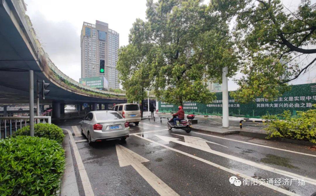 衡阳解放路立交桥二层通行方式再调整_车道_刘飞亚_车辆通行