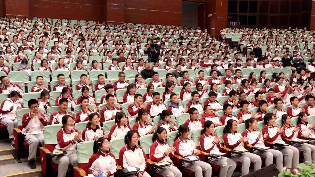 绽放文学梦想,再启诵读新征程——杨镇一中举办文学创作节暨诵读活动