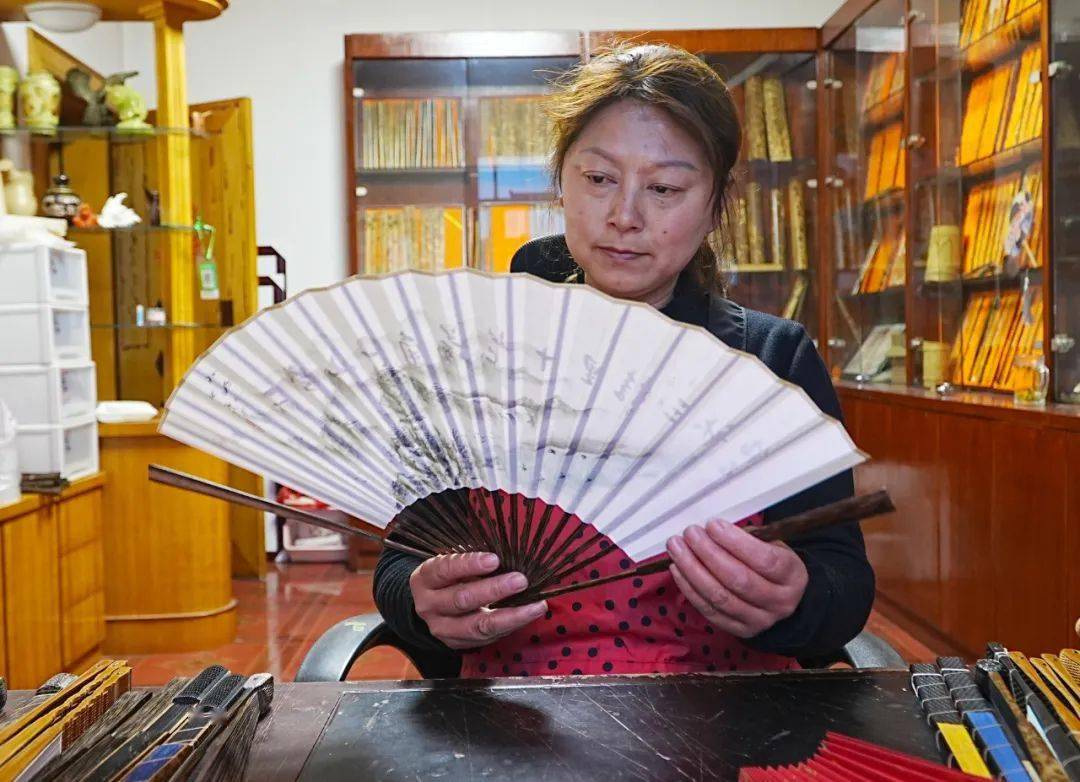 "探路"15年,湖州安吉扇艺匠人的诚信故事_经营_公司_扇子