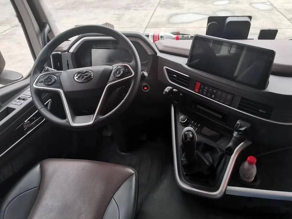 新动版驾驶室为高顶加长款,不仅外观美观大气,宽度达到了2.