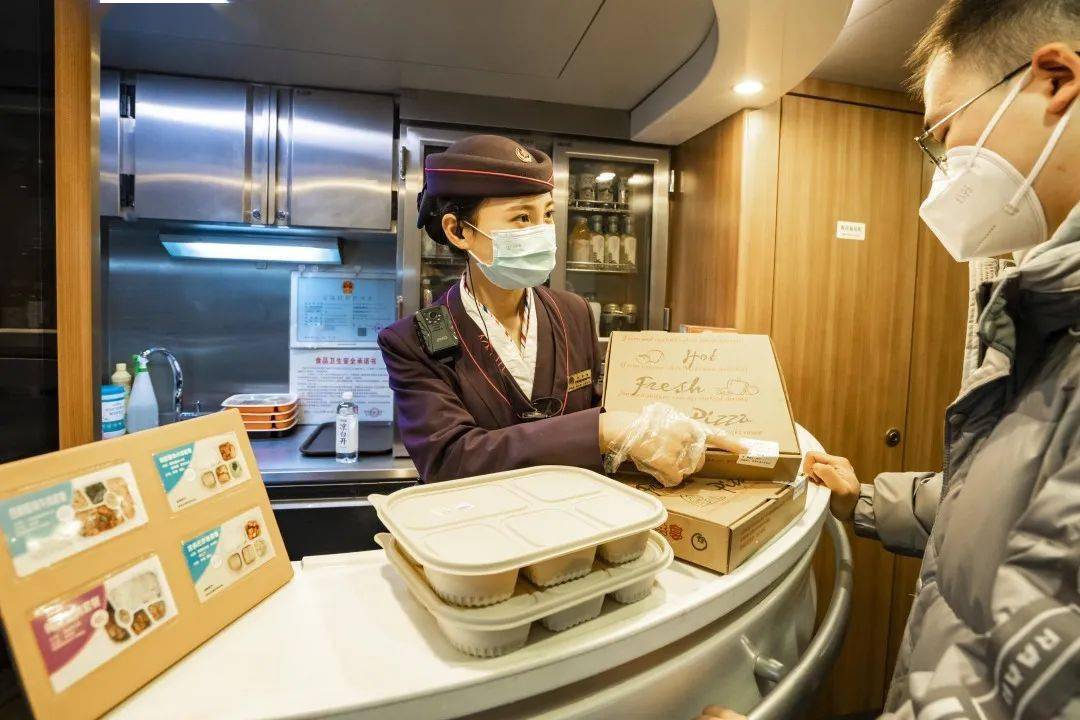 旅客在乘坐指定高铁列车时可到餐车吧台选购也可以登录"铁路12306"app