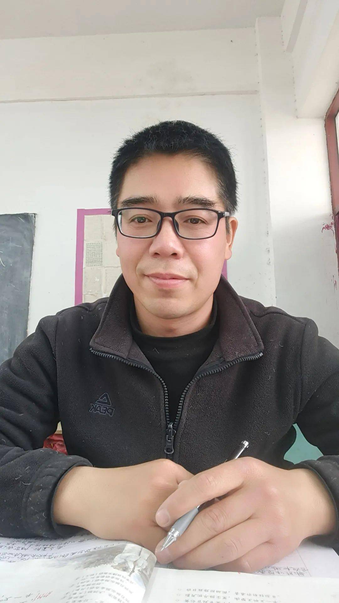 上着课,阜阳一老师突然劈了个叉……_承诺_表演_孩子