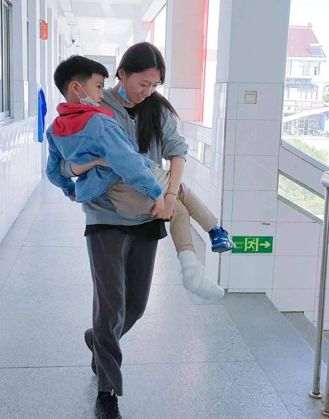 如皋开发区何庄小学徐菲老师,您抱起学生的样子真美!_教育_受伤_深度