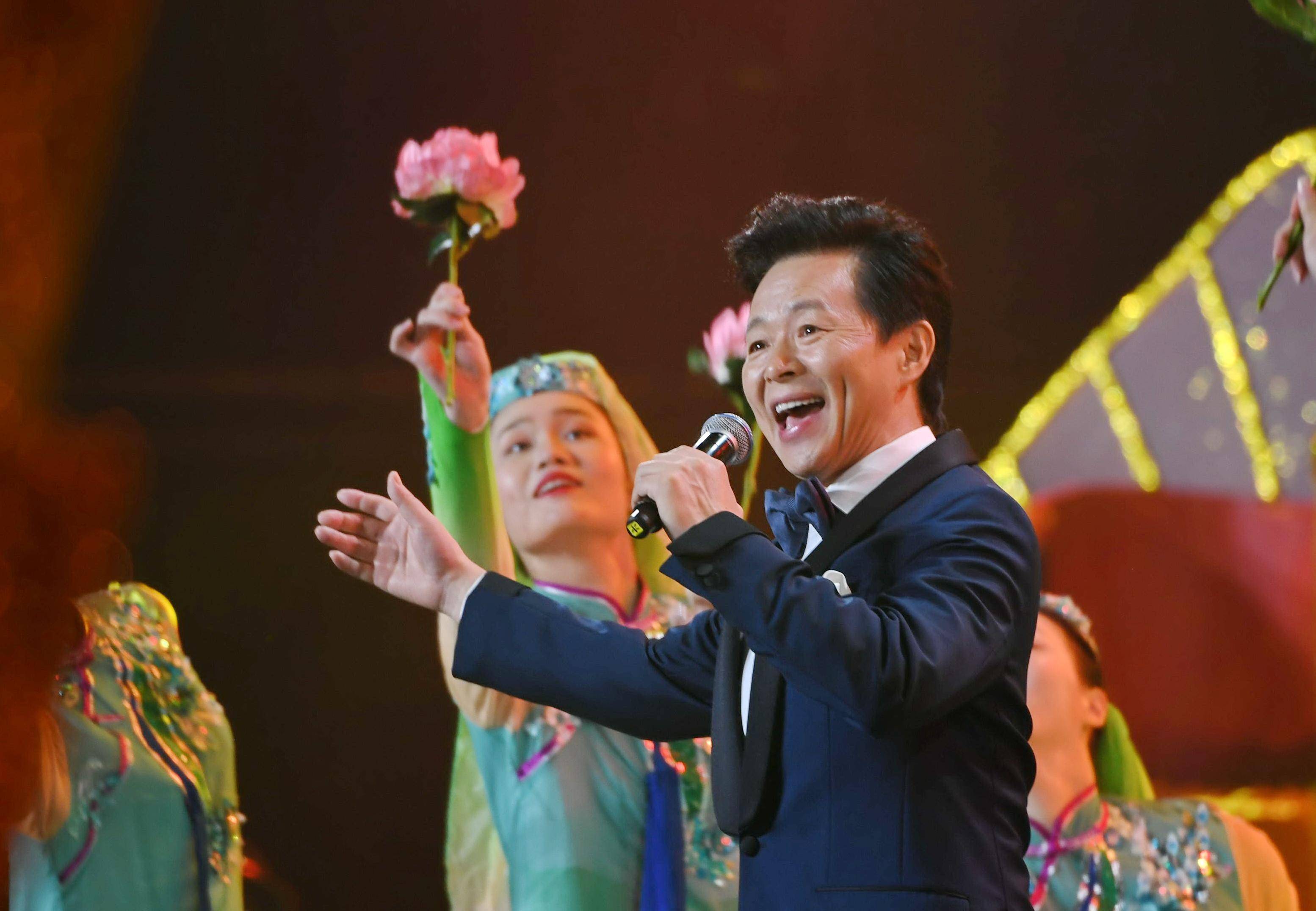 3月24日,歌手王宏伟在演唱歌曲宁夏花儿《花花尕妹》