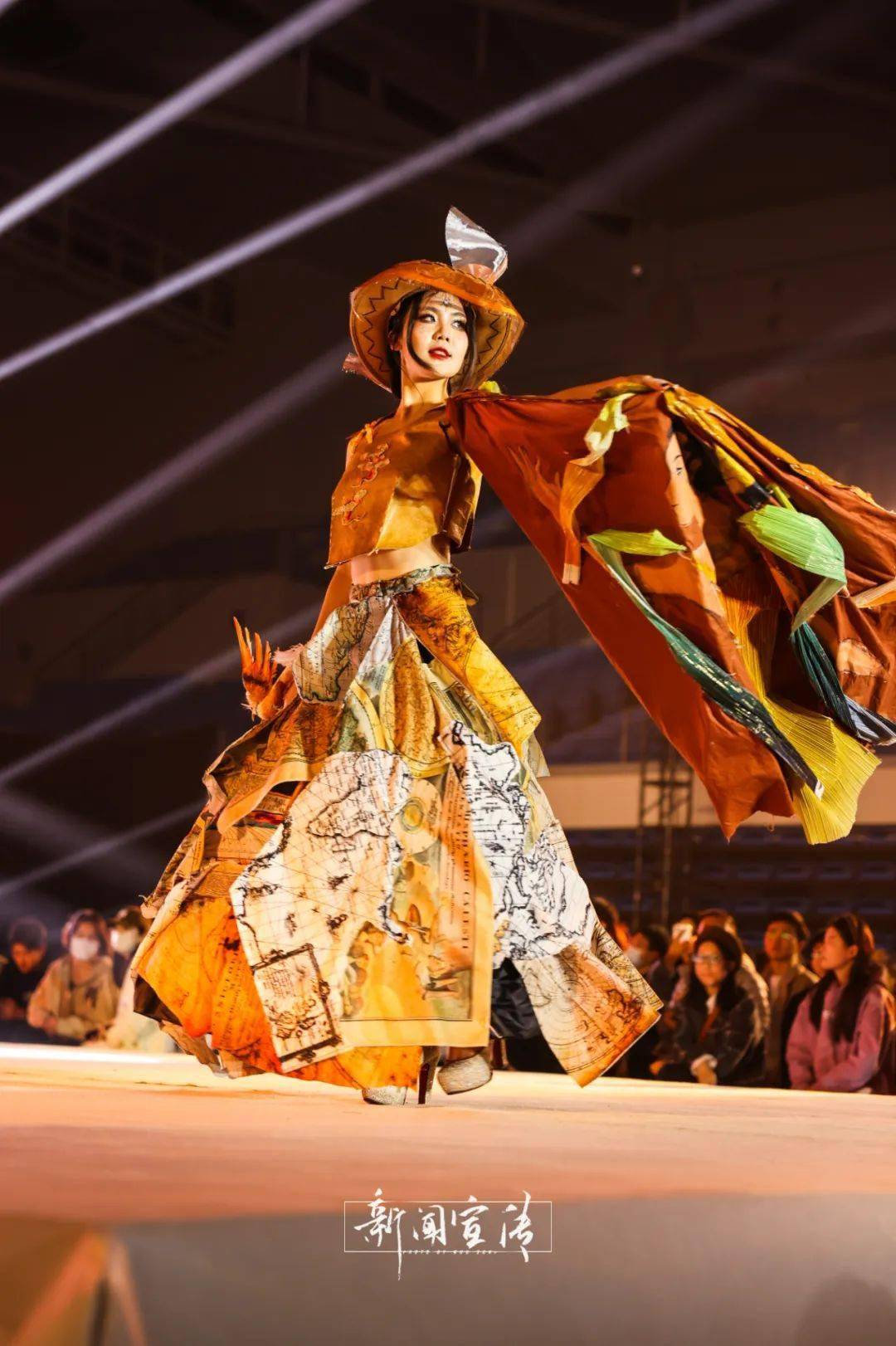 远而望之,皎若太阳升朝霞;迫而察之,灼若芙蕖出渌波.