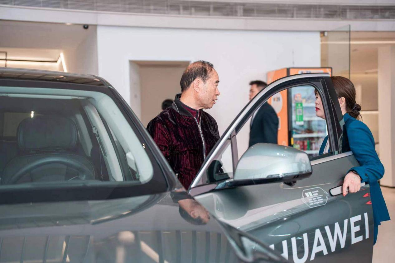 首家！HUAWEI问界焕新后成都启动首个AITO受权用户中心