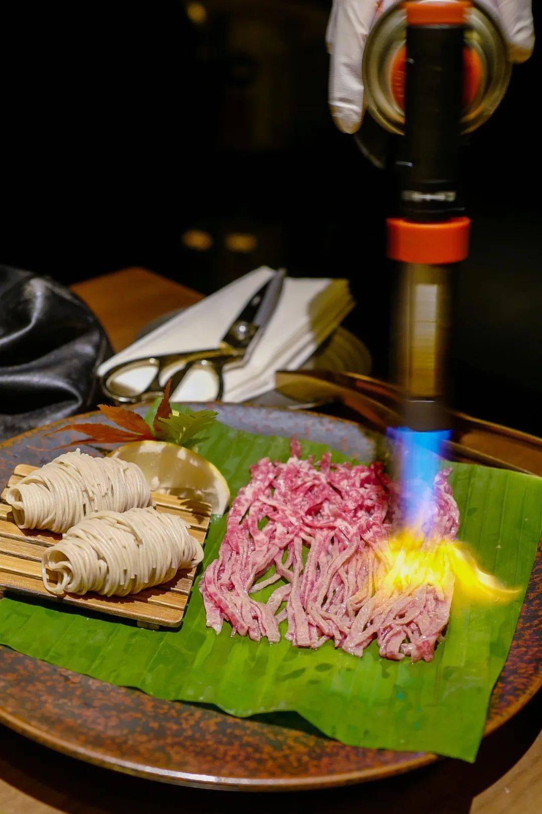 尝一枚一枚鲜美小蛋糕07一样的宝石寿司,鱼泥多到险些坍塌.