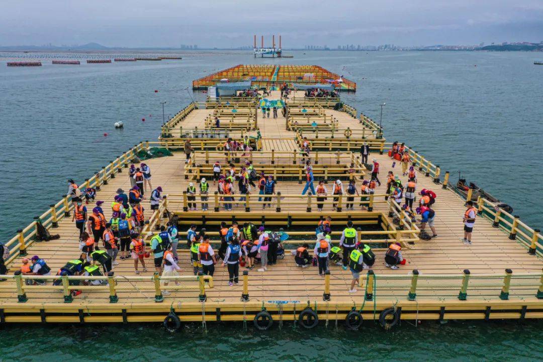 走进爱伦湾海洋牧场或桑沟湾海洋牧场,在金沙白浪中奔跑,邂逅独属于