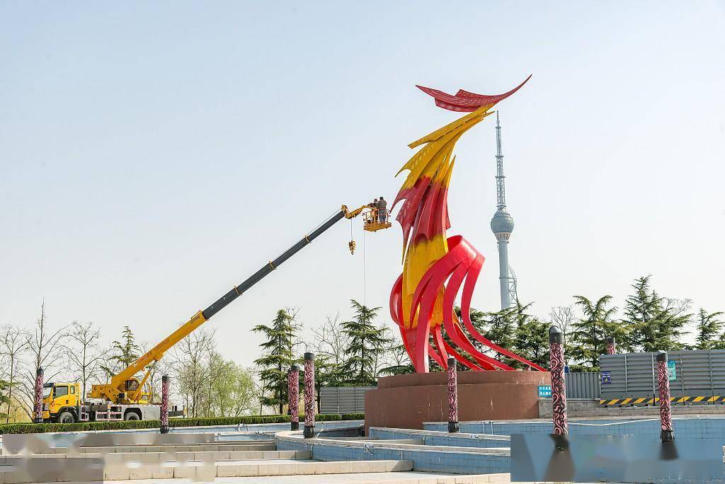 近日,临沂凤凰广场凤凰雕塑进行喷漆工程,让城市更美丽