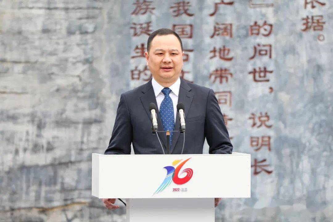 秘书长,市人民政府党组成员卢斌和长阳土家族自治县县委副书记,县长