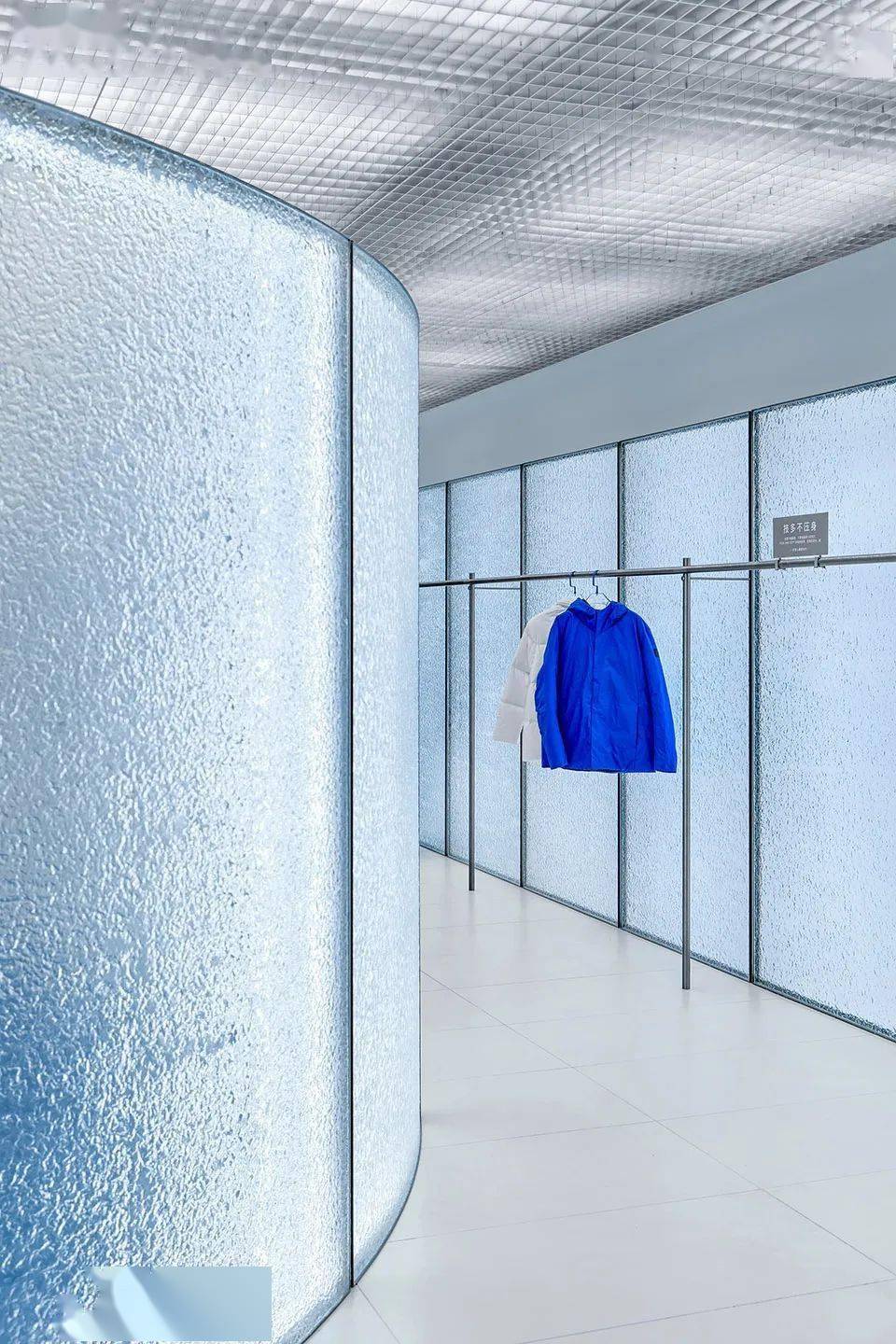 有序阵列的泡泡灯,与光源相映成趣的水纹玻璃点缀其中;水磨石材质打造