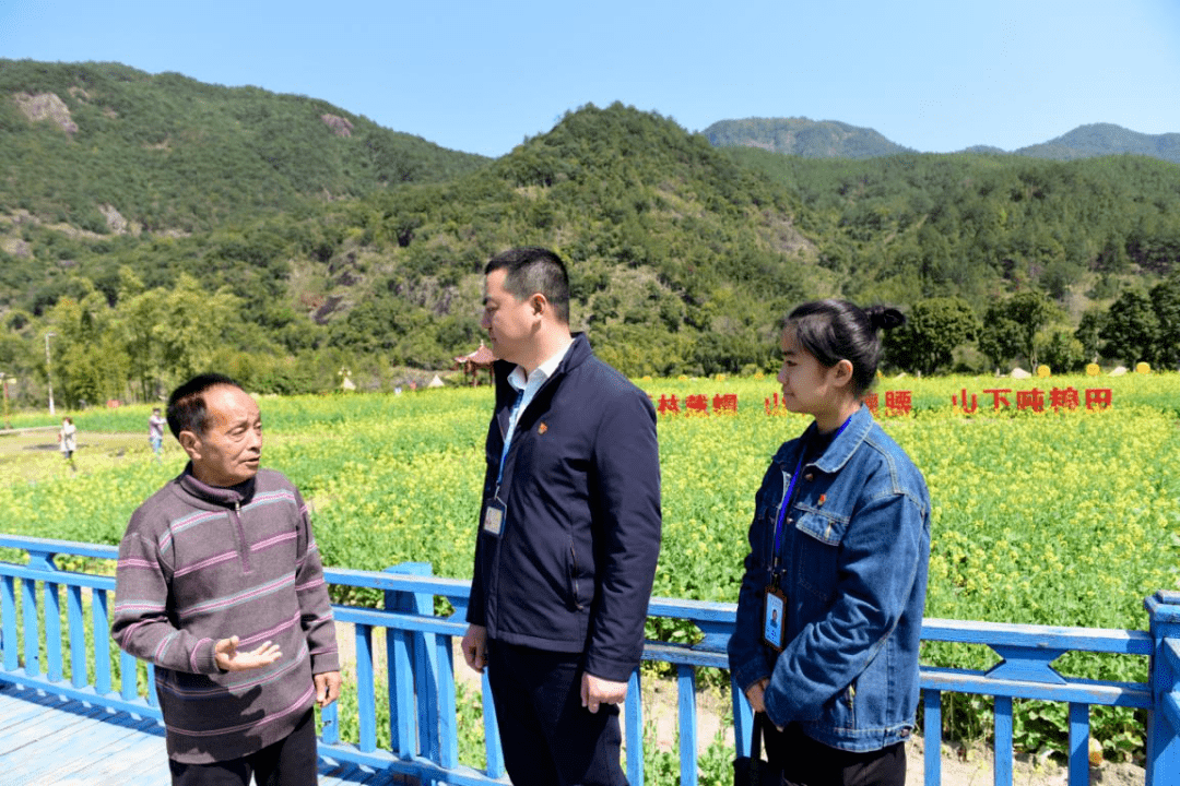 付晓海(中)在梧桐镇坵演村向村民了解惠农政策落实情况,切实维护群众