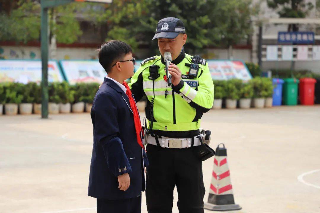 帅气的警服,霸气的装备,盘龙分局的巡特警叔叔们刚骑着警用载具一上场