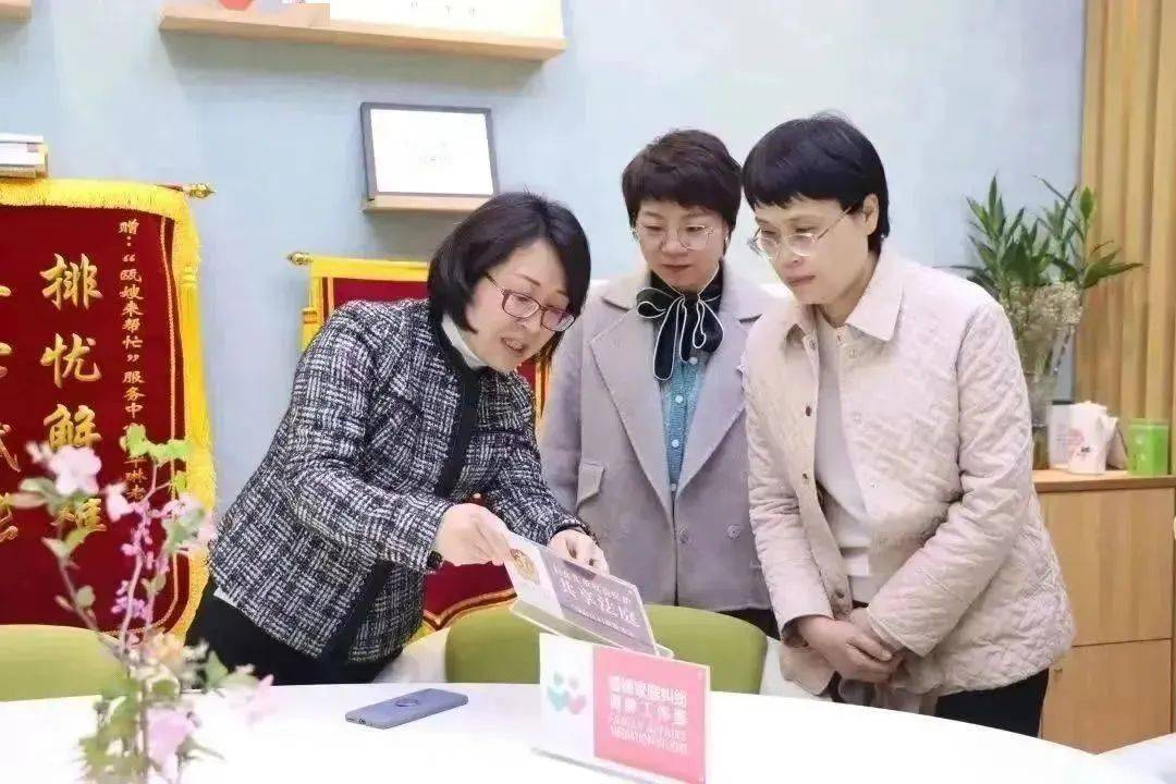 沈素芹一行首先来到浙江省电子商务产业示范基地-瞿溪