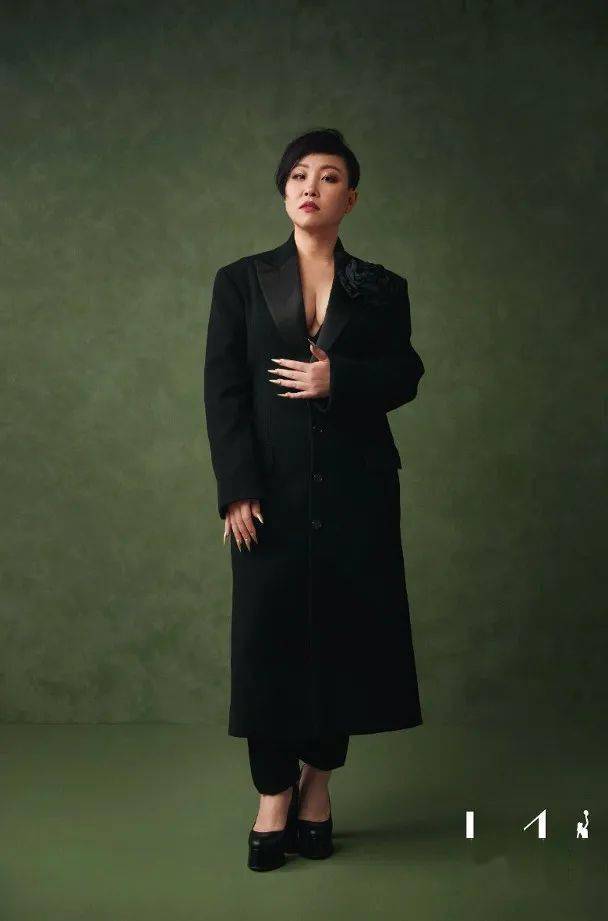 余香凝晒深长事业线 完胜林明祯_黑色_身材_王菀之