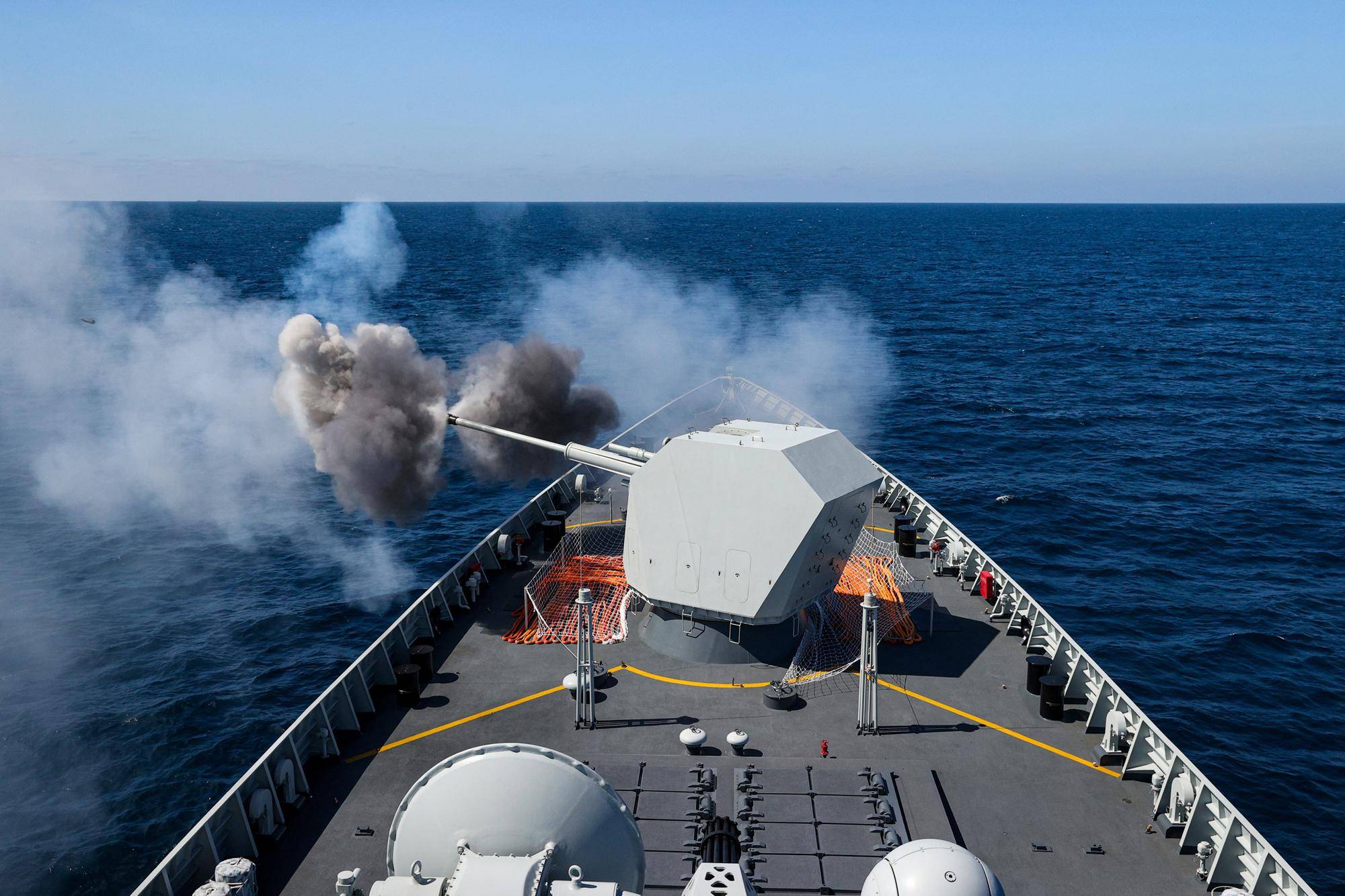 中国海军第42批护航编队组织实战化训练,导弹驱逐舰淮南舰进行主炮对