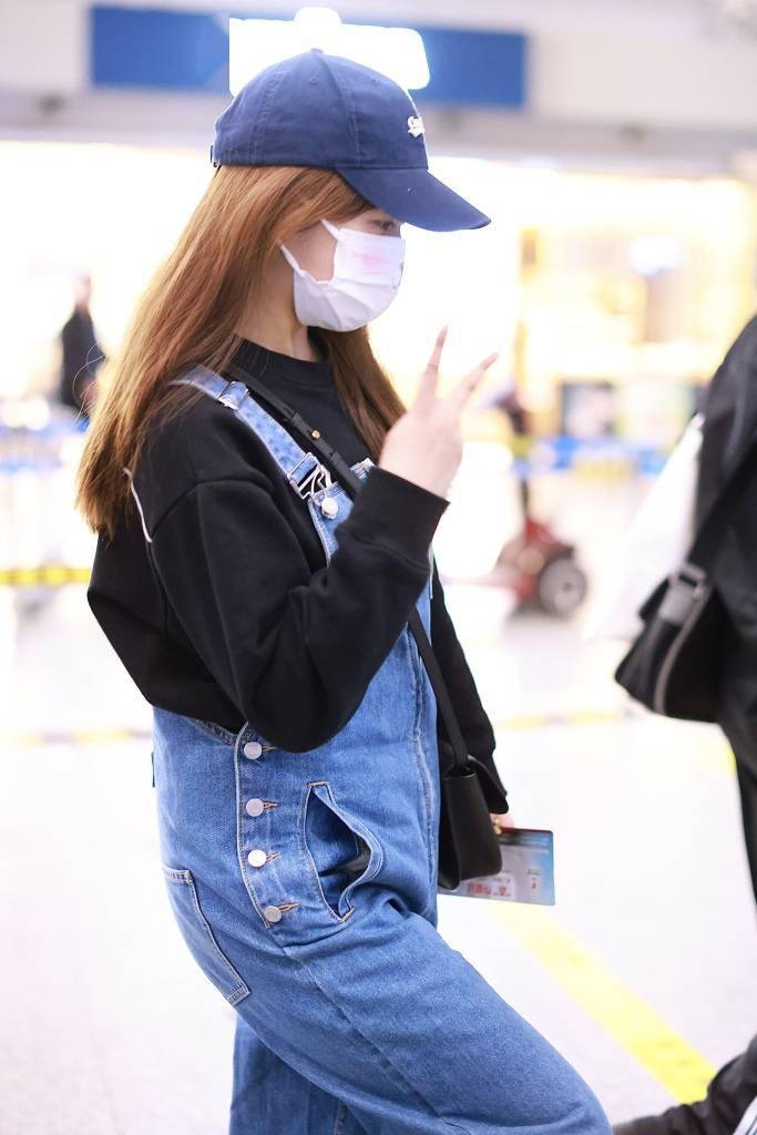 张含韵现身北京首都机场 牛仔背带裤欢乐比耶_账号_荧屏_开心