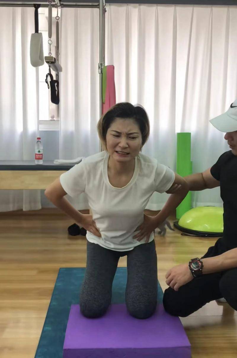 泰国坠崖孕妇3年后站起来了 "若吃不了苦放弃 对不起第二条命"_俞某冬