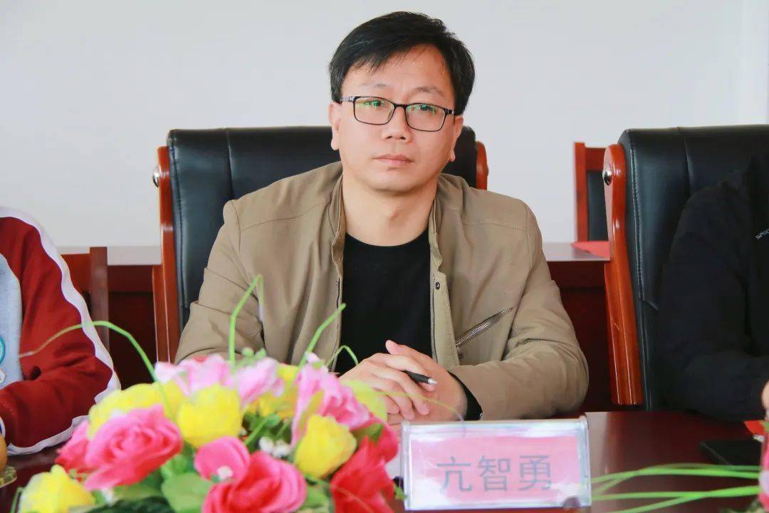 党支部书记,校长吕志强首先由高一年级德育主任白雪剑,向家长委员会