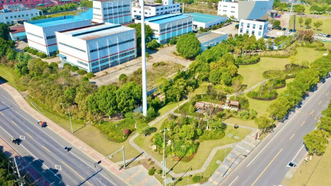 园区共提升绿化面积超18万平方米,改造道路9公里,河道2.