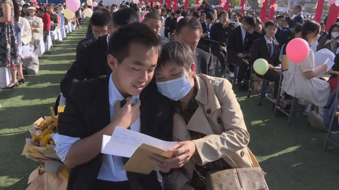 誓师大会上,凉山州人大常委会副主任,州教育工委书记马孝林,州市教育