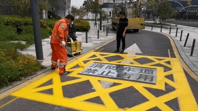 在消防車通道兩側還要設置醒目的警示牌,提示嚴禁佔用消防車通道,違者