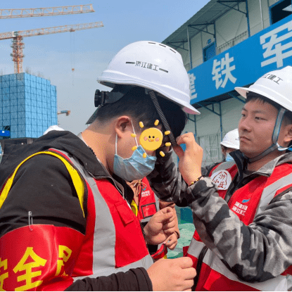 学员们佩戴好"安全员"红袖章,有模有样地开启了"安全找茬"工