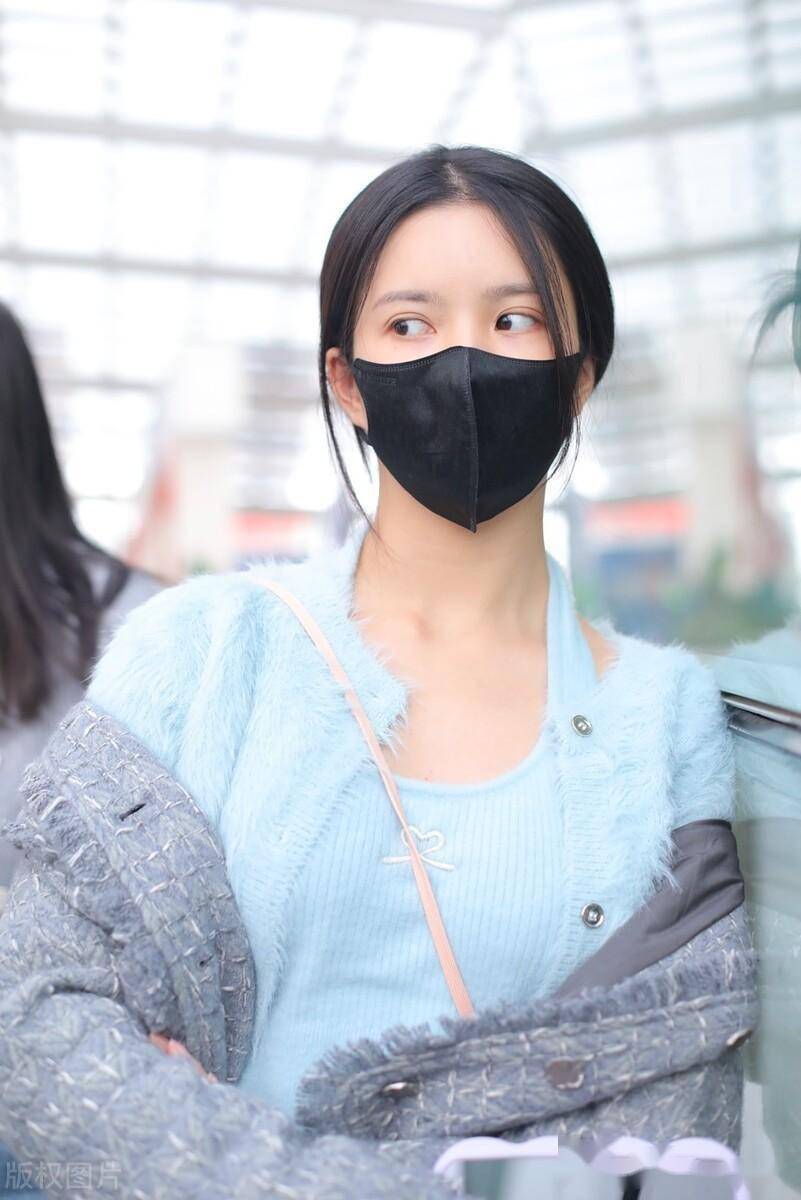 街拍:刘些宁蓝色针织开衫 灰色外套 阔腿牛仔裤简约时尚_北京_机场