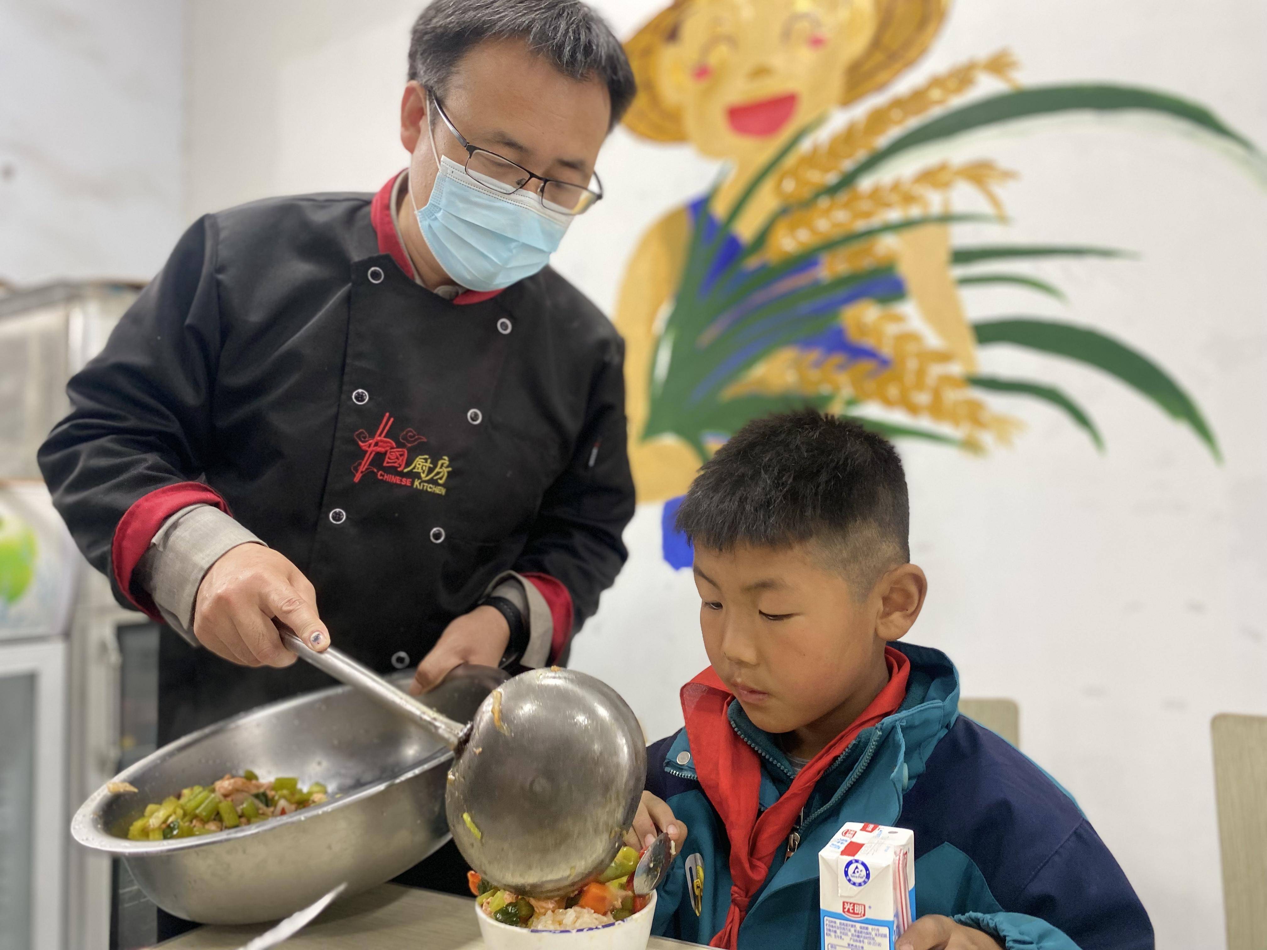 延津"厨师校长"火了,掌勺原因令人感动_赵有尚_孩子_食堂